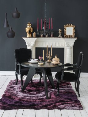 Dekoratif duvar odası ve ev aksesuarı tarzı, durgun yaşam, koltuk yastığı çerçevesi iç mimarisi.