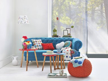 Lamba koltuğu ile dekoratif natürmort konsept, farklı stil arka plan.