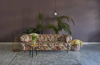 iç yeşil bitkiler ve çiçekler ile klasik chester koltuk