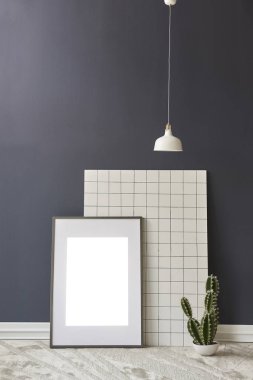 Koyu mavi duvar odası, lamba koltuk yastığı ve halı tasarımı..