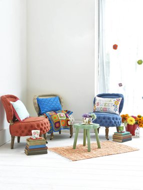 Lamba koltuğu ile dekoratif natürmort konsept, farklı stil arka plan.