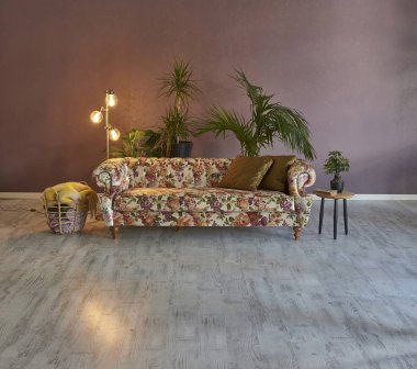 iç yeşil bitkiler ve lambalar ile klasik koltuk