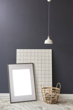 Koyu mavi duvar odası, lamba koltuk yastığı ve halı tasarımı..