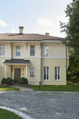 Dekoratif ev bahçesi tarzı, mobilya ve çiçek detayı, durgun hayat..