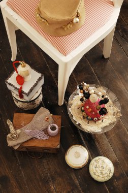 Ev dekorasyonu köknar ve süs natürmort