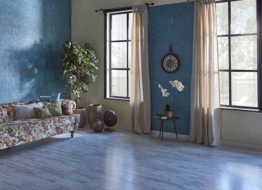 Mavi duvar kağıdı saat lamba sandalye ve kitap, parke, iç mekan tarzı.