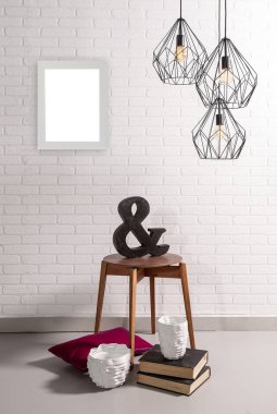 tuğla duvar iç dekor ve sandalye