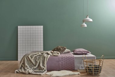 geniş yatak odası, yeni iç tarzı oda ve lambalar ile yeşil duvarın arkasında