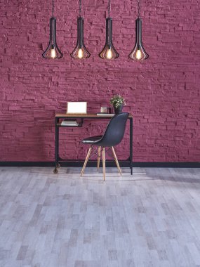 ofis çalışma masası ve sandalye iç bordo kırmızı tuğla duvar 