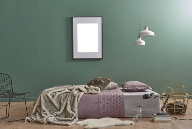 geniş yatak odası, yeni iç tarzı oda ve sandalye ile yeşil duvarın arkasında