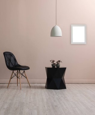 krem duvar, boş iç, İskandinav dekorasyon ve siyah sandalye kavramı