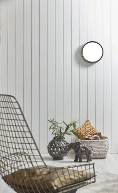 modern sandalye, beyaz oturma odasında beyaz duvar 