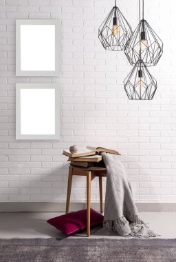 tuğla duvar iç dekor ve sandalye