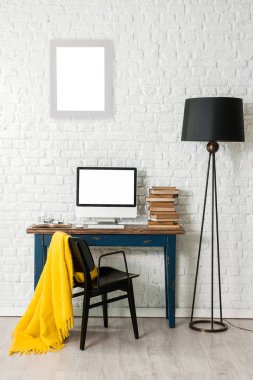 Tuğla ve ahşap duvar arka planı, masa, masa, sandalye, kanepe, battaniye, yastık, çerçeve dekorasyonu.