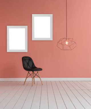 modern lamba ve siyah sandalye ile açık pembe renkli duvar 