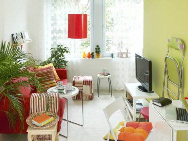 Modern oturma odası kanepesi ev aksesuarı dekoratif çerçeve lambası, yaşam hala, duvar arka planı.