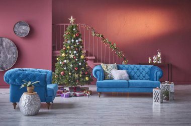 Odada güzel Noel ağacı, yeni yıl aksesuarları ile konsept ev