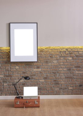 Kahverengi tuğla çerçeve orta masa kitabı ve yol, durgun iç hayat.