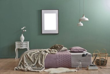 geniş yatak odası, yeni iç tarzı oda ve tablo ile yeşil duvarın arkasında