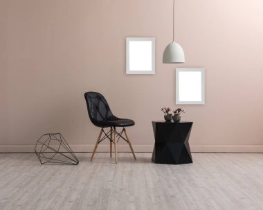 krem duvar, boş iç, İskandinav dekorasyon ve siyah sandalye kavramı