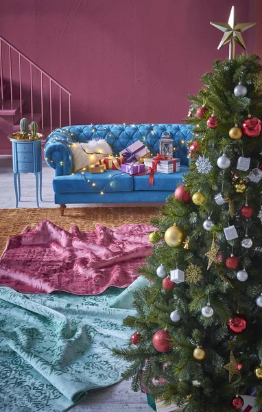 美丽的圣诞树和深蓝色的坐套 概念家居与新年配件 — 图库照片