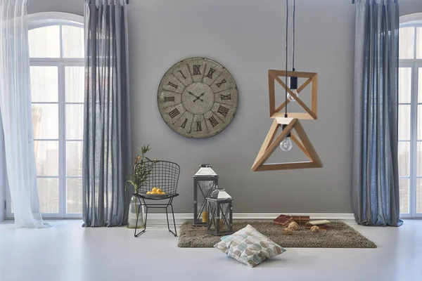 Dekoratif Oturma Odası Duvarı Saat Lamba Halı Vazo Bitki Çerçeve — Stok fotoğraf