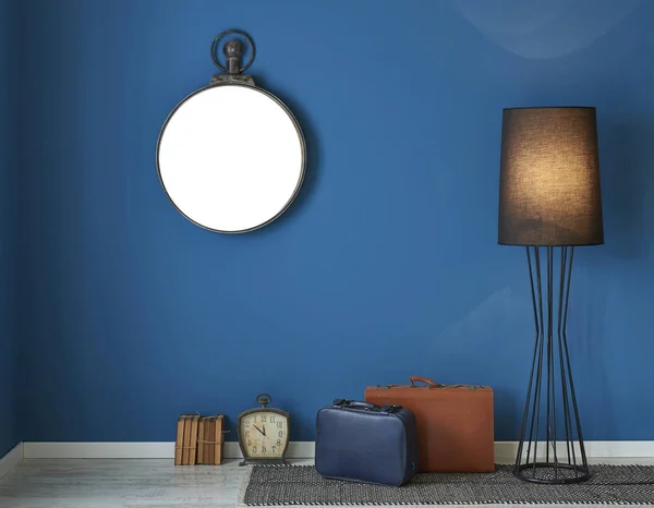 青い壁ランプ フレーム ポスター 椅子のコンセプト — ストック写真