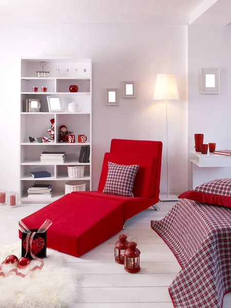 Красный Диван Кровати Комнате Белыми Книжными Шкафами — стоковое фото