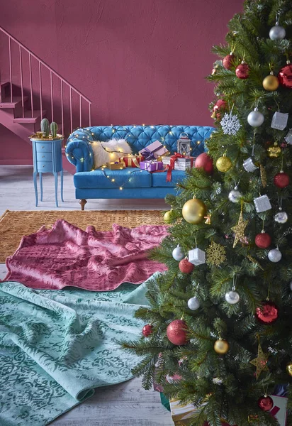 Árvore Natal Bonita Sofá Azul Escuro Casa Conceito Com Acessórios — Fotografia de Stock