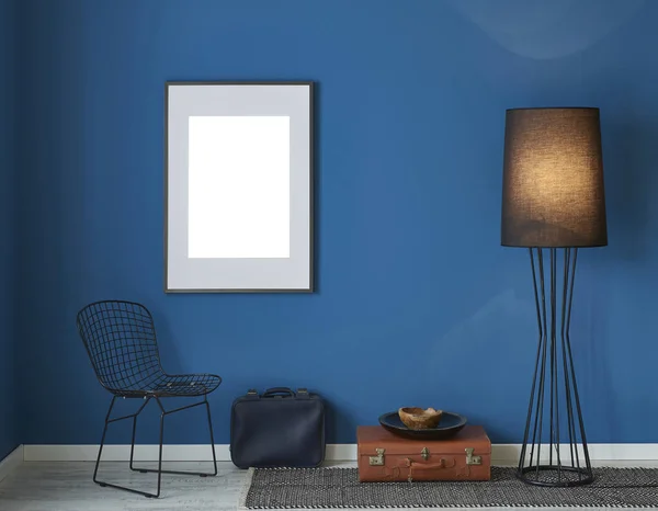 Lámpara Pared Azul Marco Cartel Concepto Silla — Foto de Stock