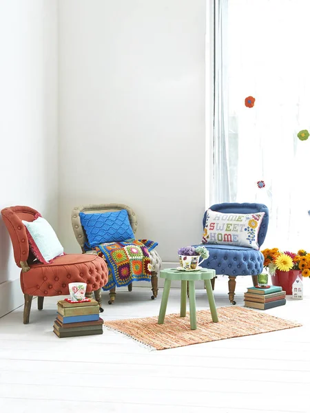 Lamba koltuğu ile dekoratif natürmort konsept, farklı stil arka plan.