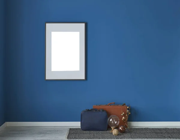 Lámpara Pared Azul Marco Cartel Concepto Silla — Foto de Stock