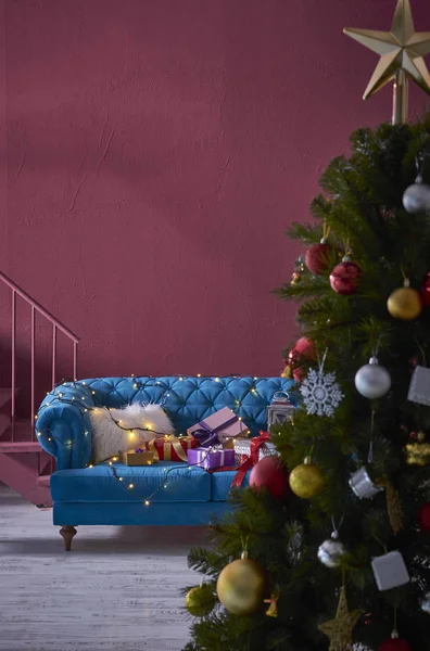 Krásný Vánoční Stromek Tmavě Modrá Pohovka Koncept Domov Novým Rokem — Stock fotografie