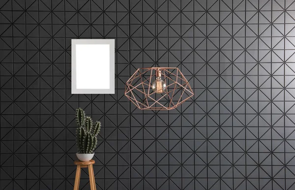 Mur Texturé Noir Lampe Moderne Chaise Noire Avec Cactus Plancher — Photo