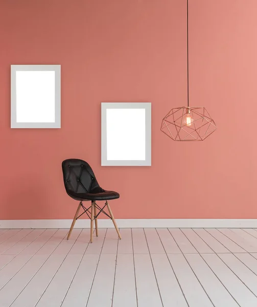 Pared Color Rosa Claro Con Lámpara Moderna Silla Negra — Foto de Stock
