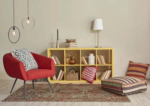 现代室内客房 里面有漂亮的家具和书籍 — 图库照片