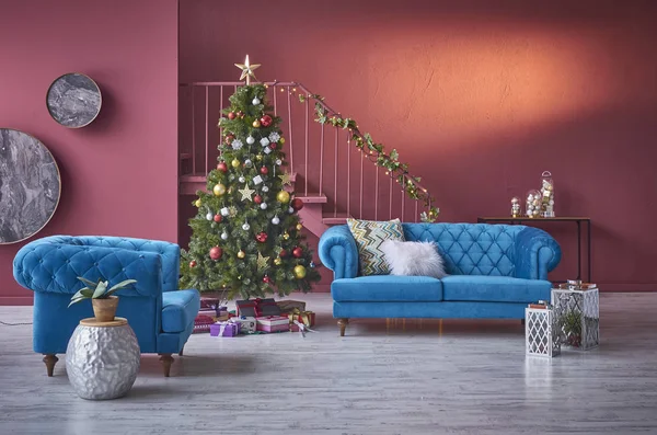 美丽的圣诞树在房间里 概念家与新年配件 — 图库照片
