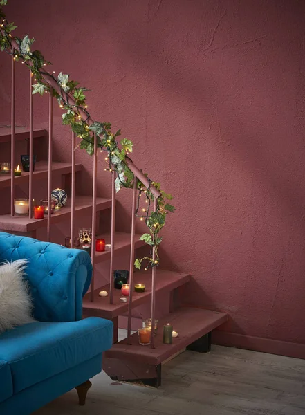 Natal Ruang Tamu Dengan Pohon Cemara Dan Perapian Sofa Biru — Stok Foto