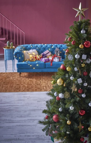Krásný Vánoční Stromek Tmavě Modrá Pohovka Koncept Domov Novým Rokem — Stock fotografie