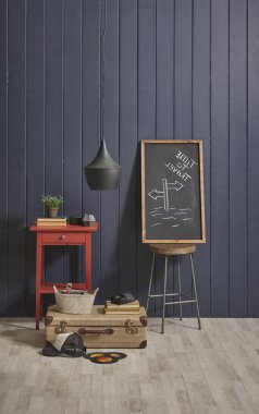 Dekoratif ev aksesuarı, mavi duvar lambası kanepesi ve sandalye konsepti.