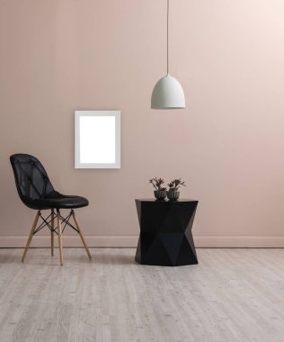 krem duvar, boş iç, İskandinav dekorasyon ve siyah sandalye kavramı