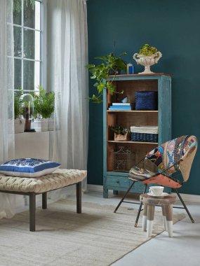 Modern dekoratif oda tarzı, durgun yaşam, kanepe lambası yastığı ve ev.