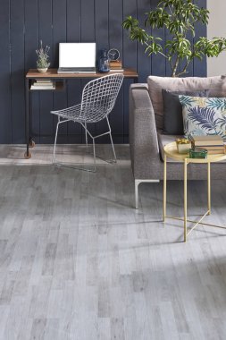 Modern oturma odası kanepesi ev aksesuarı dekoratif çerçeve lambası, yaşam hala, duvar arka planı.