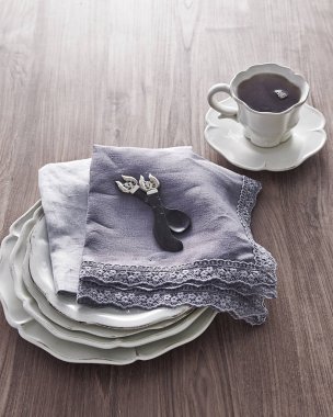 Modern oturma odası kanepesi ev aksesuarı dekoratif çerçeve lambası, yaşam hala, duvar arka planı.