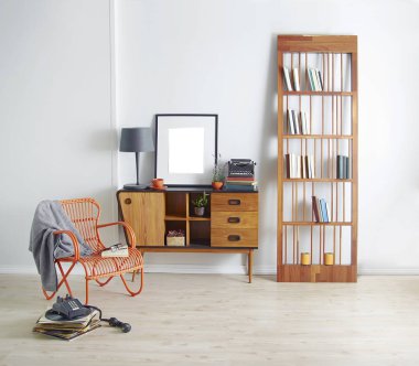 Modern dekoratif oda tarzı, durgun yaşam, kanepe lambası yastığı ve ev.