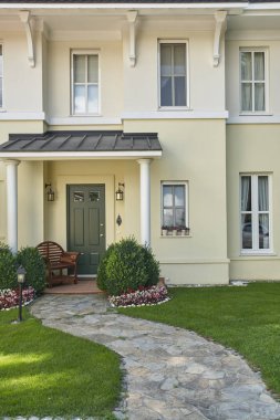 Dekoratif ev bahçesi tarzı, mobilya ve çiçek detayı, durgun hayat..