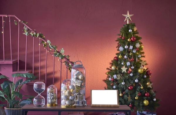 Χριστουγεννιάτικο Στολίδι Δέντρο Αξεσουάρ Στο Ξύλινο Γραφείο — Φωτογραφία Αρχείου