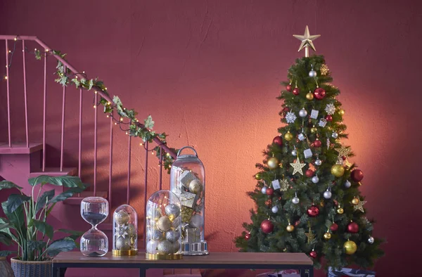 Χριστουγεννιάτικο Στολίδι Δέντρο Αξεσουάρ Στο Ξύλινο Γραφείο — Φωτογραφία Αρχείου