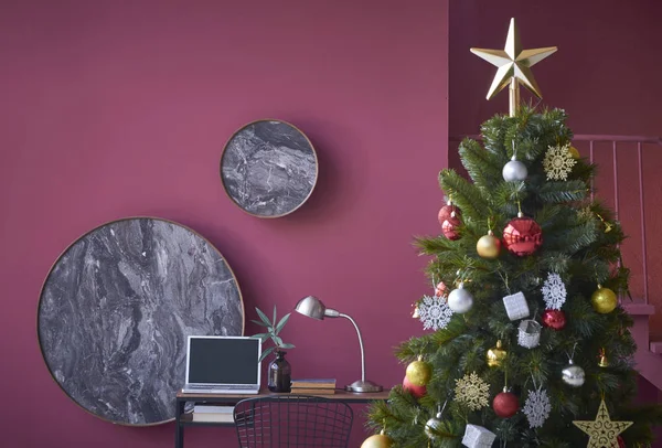 克拉丽特红墙圣诞客厅红红的概念带有蓝色和灰色沙发的家居装饰工作台 白杨树 — 图库照片
