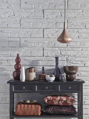 Gri tuğla duvar arka plan odası, ev süsü ve lambalı aksesuar..
